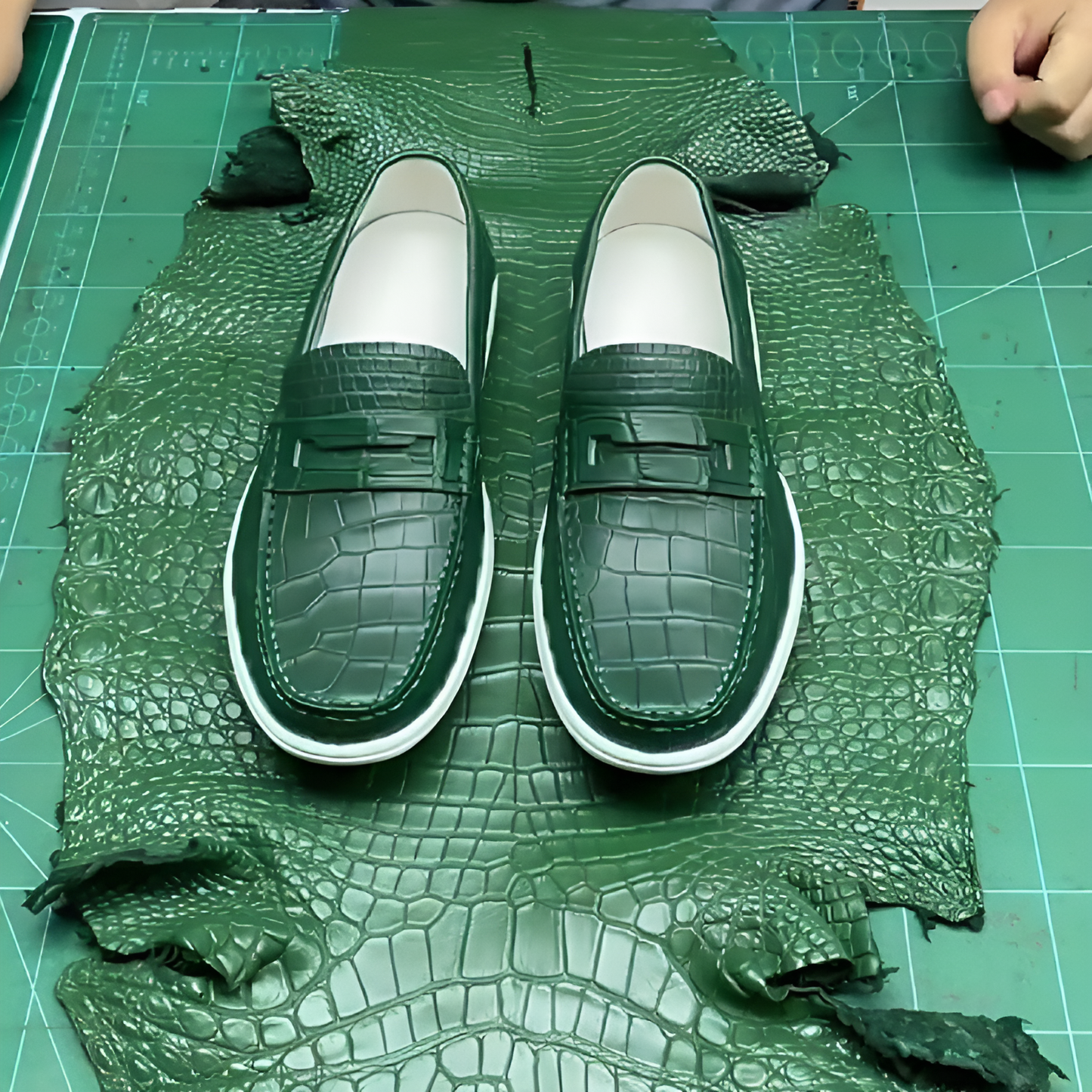 Classic crocodile embossed casual leather shoes