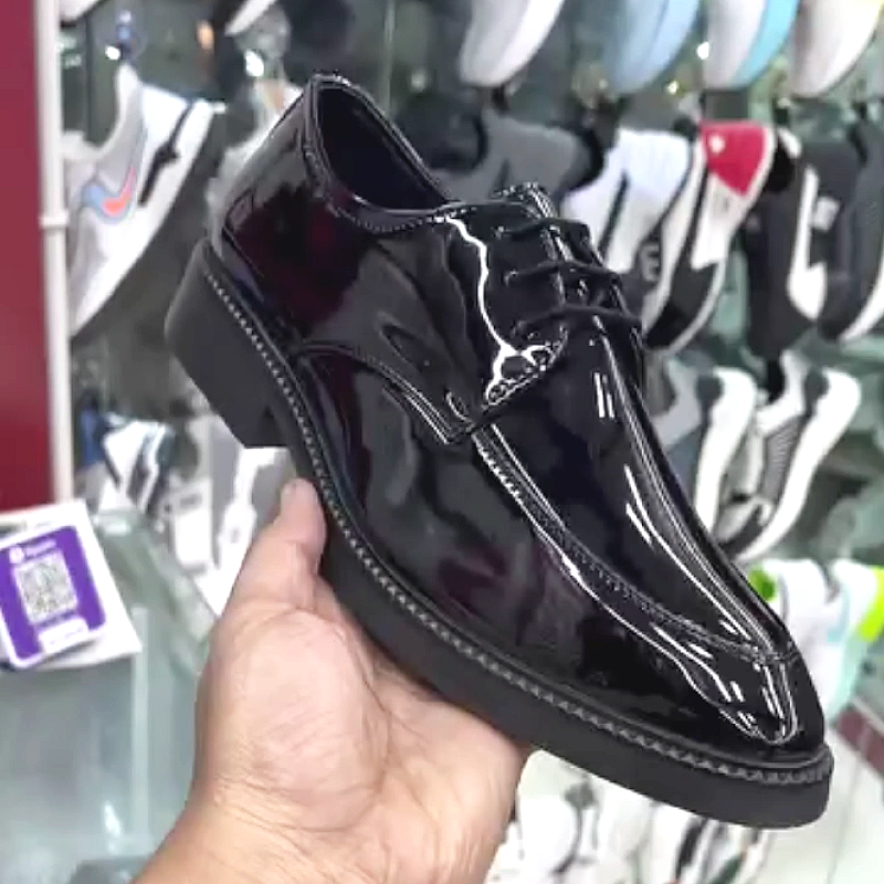 Shiny Leather Dress Shoe with Lace-Up Closure