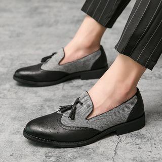 British-inspired carved tassel leather shoes