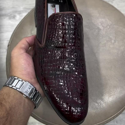 Glossy glossy men's shoes in crocodile leather