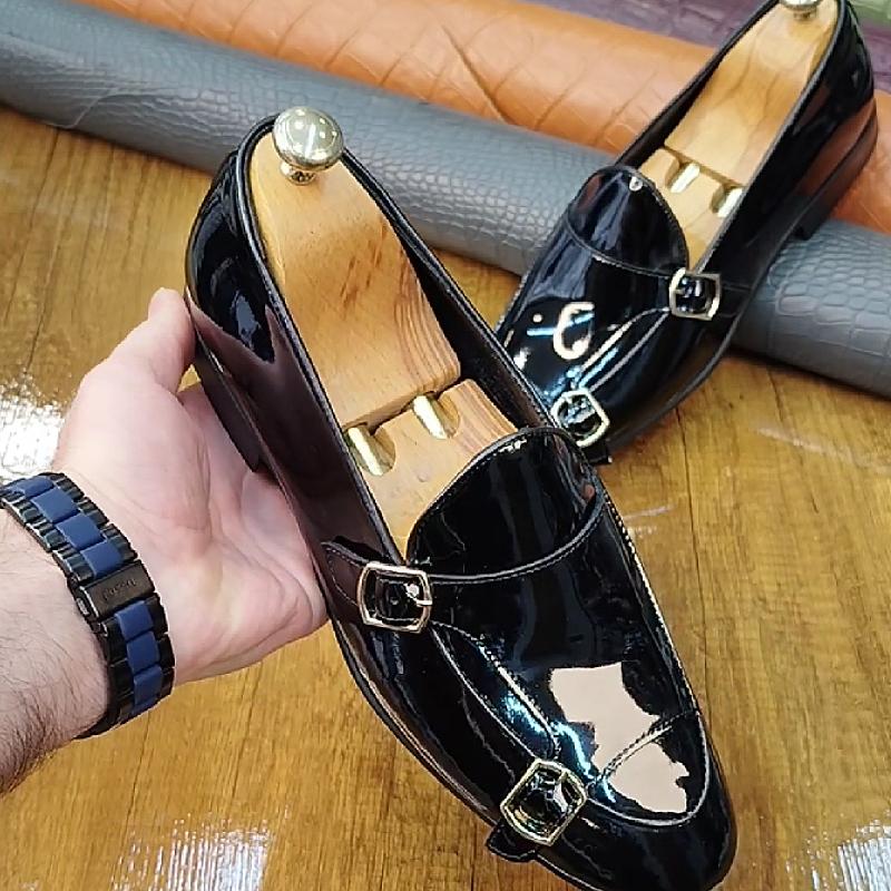 Men's casual shoes with double buckle shiny finish