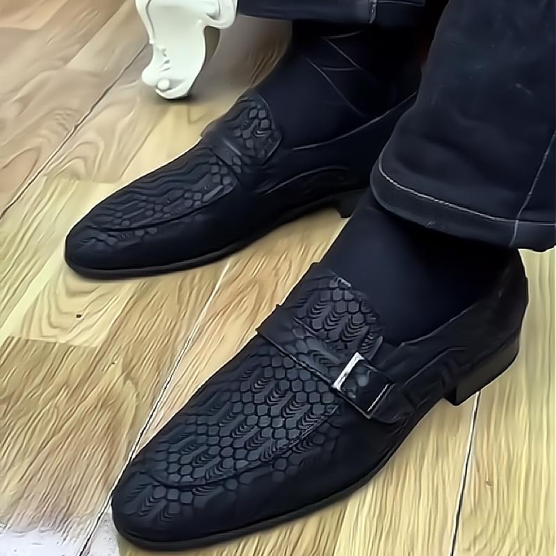 Men's casual shoes with scales and single buttons