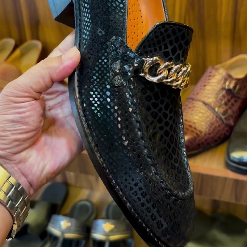 Shiny leather shoes with metal buckle and crocodile