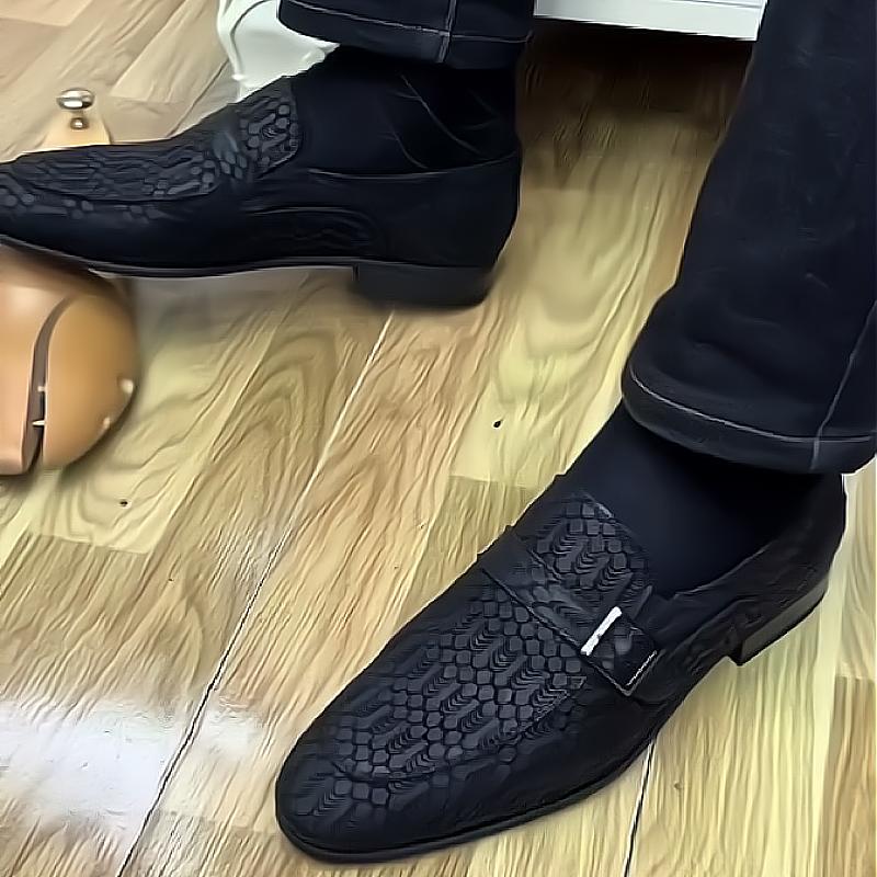 Men's casual shoes with scales and single buttons