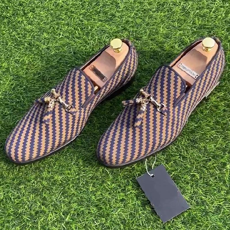 Men's casual shoes with a striped mouth