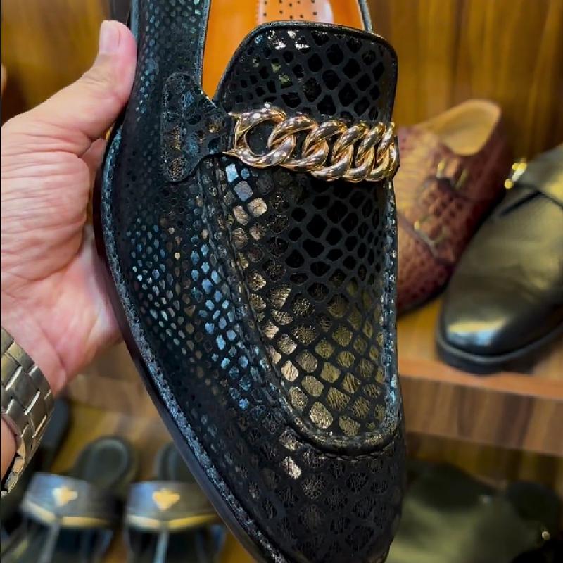 Shiny leather shoes with metal buckle and crocodile