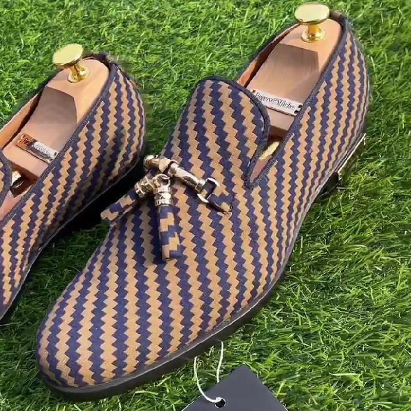 Men's casual shoes with a striped mouth