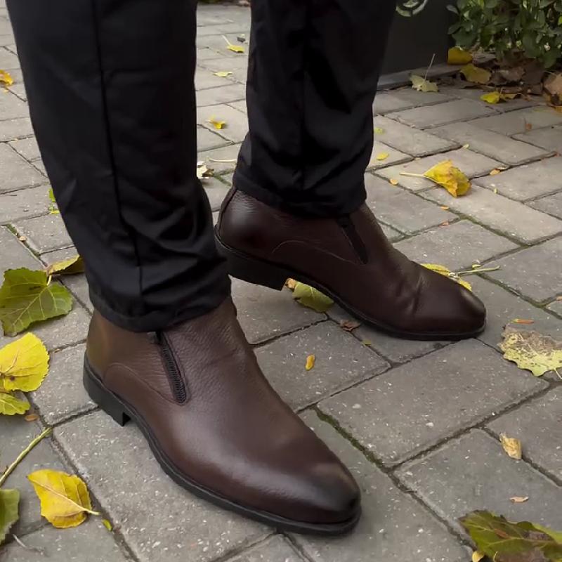 Men's boots in velvet leather in winter