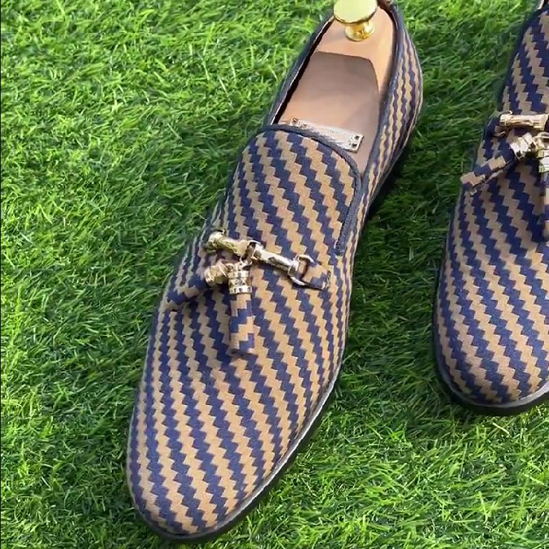 Men's casual shoes with a striped mouth