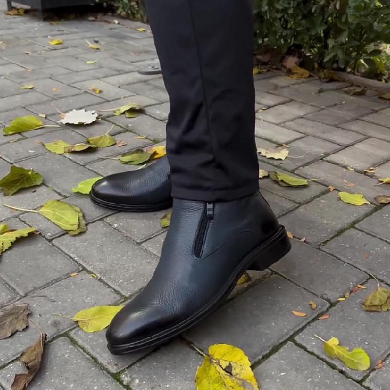 Men's boots in velvet leather in winter