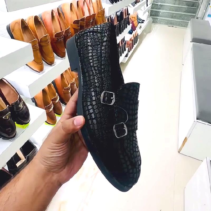 Men's casual shoes with double buckle in crocodile