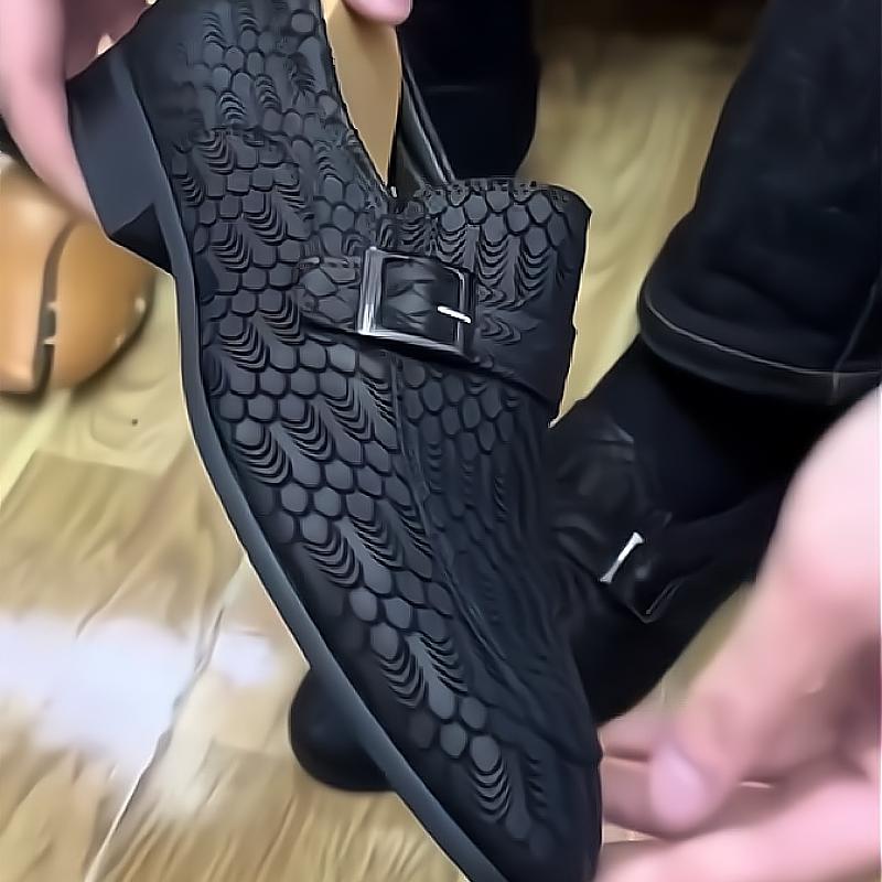 Men's casual shoes with scales and single buttons